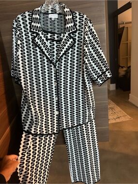 Lucey Paris Two-Piece Black & White Knit Set, small pants, large top. Fits M/L